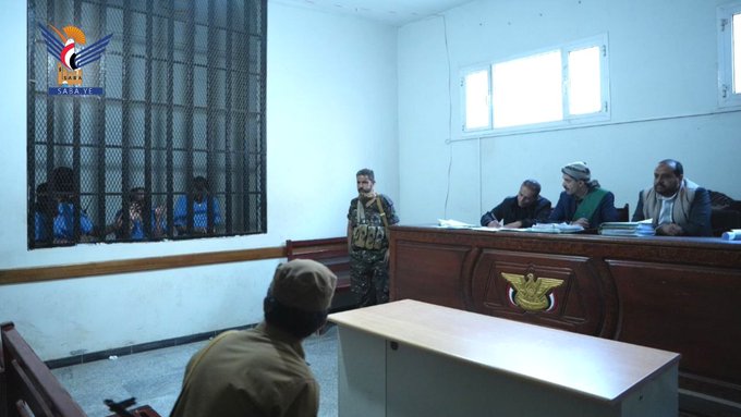 محكمة الانقلابيين تبدأ محاكمة 21 مختطفًا بتهم "التجسس لصالح غرفة الموساد وCIA المشتركة في السعودية"