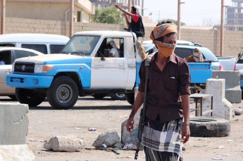 مسلحون ملثمون يقتلون شابًا في الشيخ عثمان شمال عدن