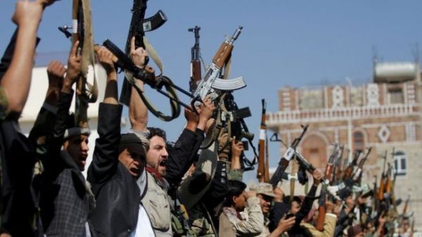 مسؤول حكومي يدين محاكمة الحوثي أربعة من الناشطين على التواصل الاجتماعي