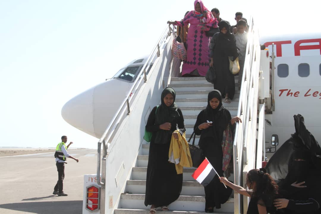 وصول دفعة من العالقين اليمنيين في السودان إلى مطار المخا الدولي