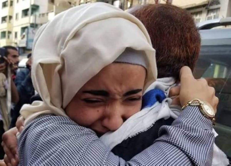 يمنية تحتضن والدها الذي أفرج عنه من سجون الصالح في تعز في اطار صفقة أخيراً.