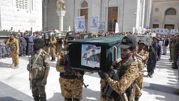 الحوثيون يشيعون 17 ضابطاً قتلوا بغارات أميركية وبريطانية