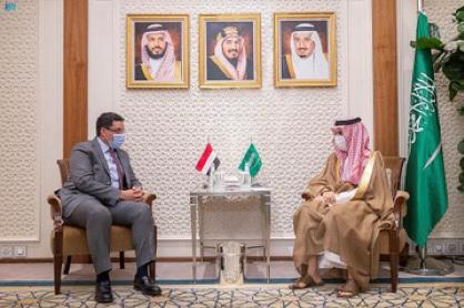 وزير الخارجية يبحث مع نظيره السعودي تعزيز علاقات التعاون ببن البلدين الشقيقين