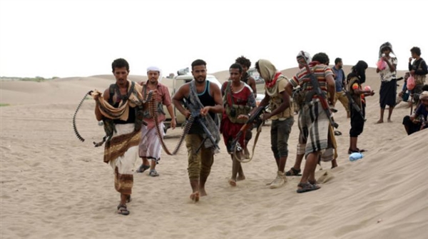 مقاتلون تابعون للحكومة اليمنية في أحد المواقع بالحديدة (إ.ب.أ)