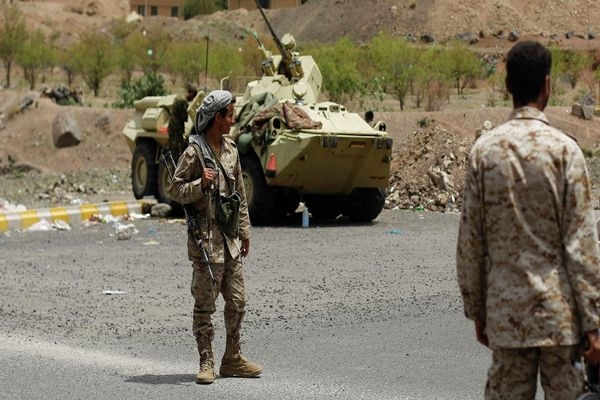 الجيش الوطني يصد زحفا حوثيا في جبال "الصوالحة" غرب لحج