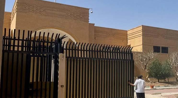 رويترز : السفارة الإيرانية في السعودية تفتح أبوابها للمرة الأولى منذ أعوام