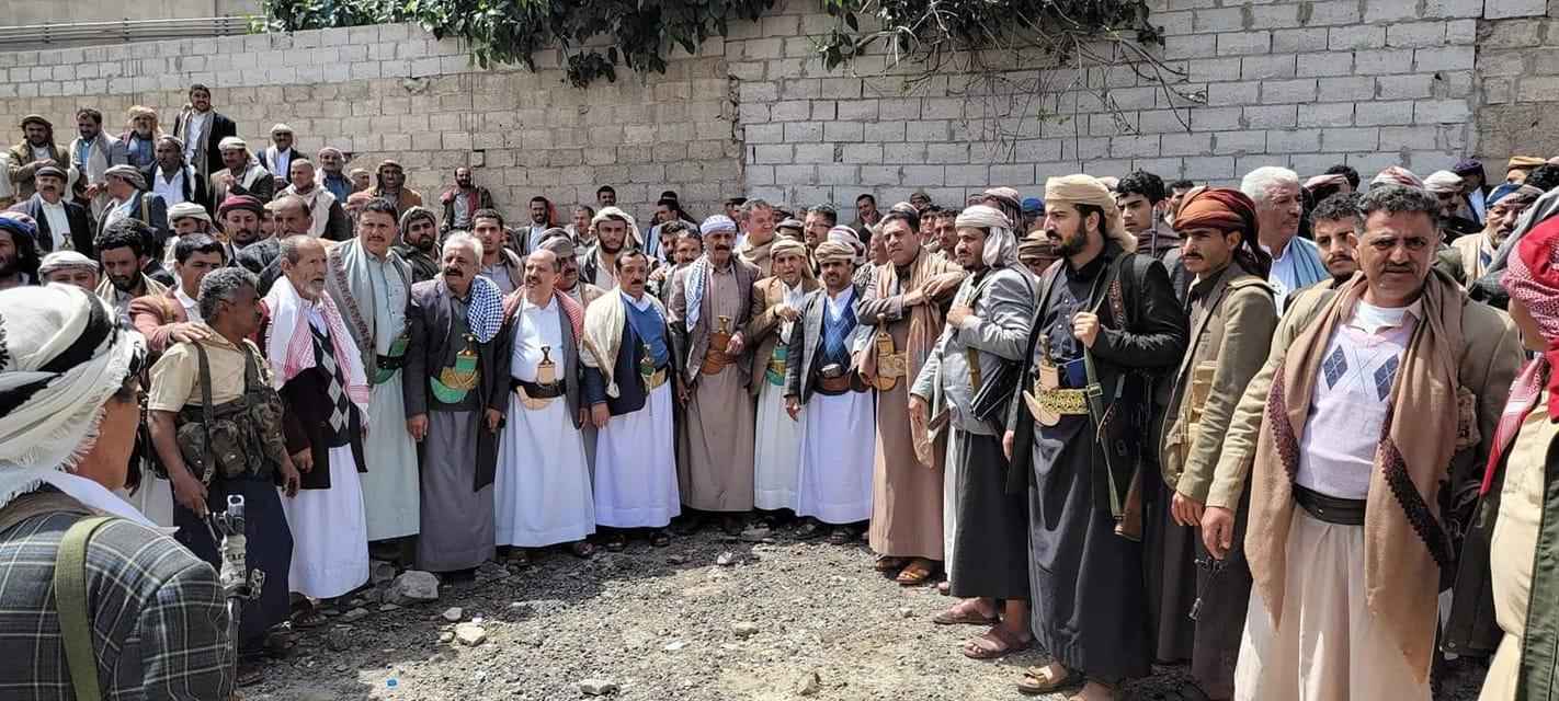 قبائل همدان تحتشد رفضاً لقرار حوثي يستهدف تقسيم أراضي المديرية