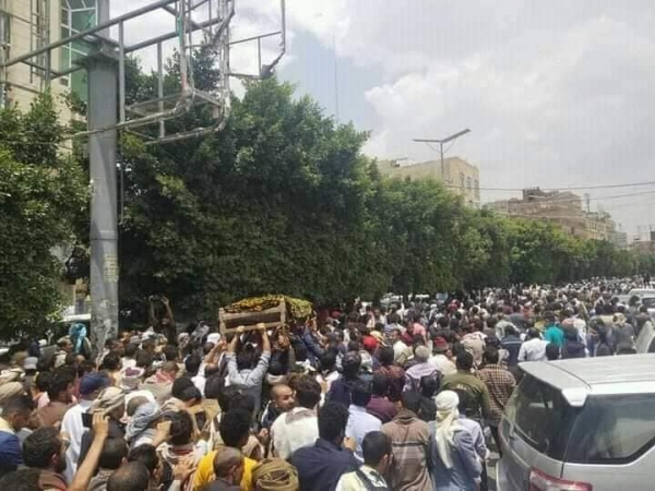  في موكب جنائزي مهيب :اليمنيون يودعون مفتي الديار اليمنية العلامة "محمد بن إسماعيل العمراني" 