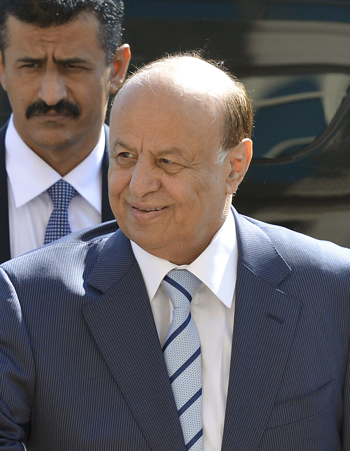 44 برلمانياً يطالبون الرئيس هادي وقيادات الدولة بالعودة إلى اليمن