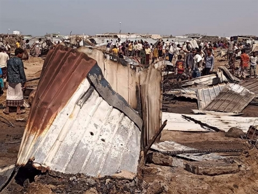 حريق يلتهم  أكثر من (60)خيمة لمخيم النازحين جنوب محافظة الحديدة