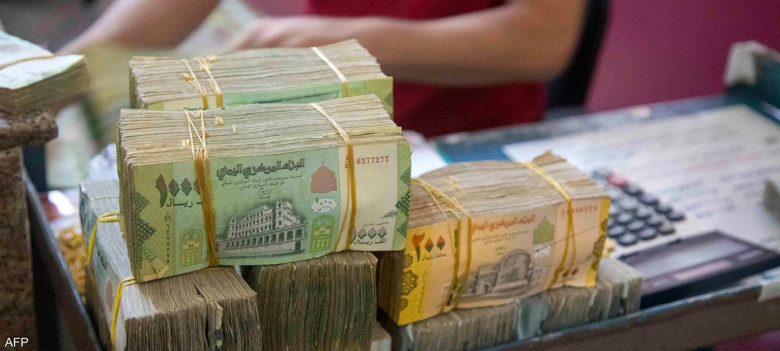 انهيار قياسي وغير مسبوق للعملة الوطنية.. سعر صرف الدولار يقترب من حاجز 2150 ريالا