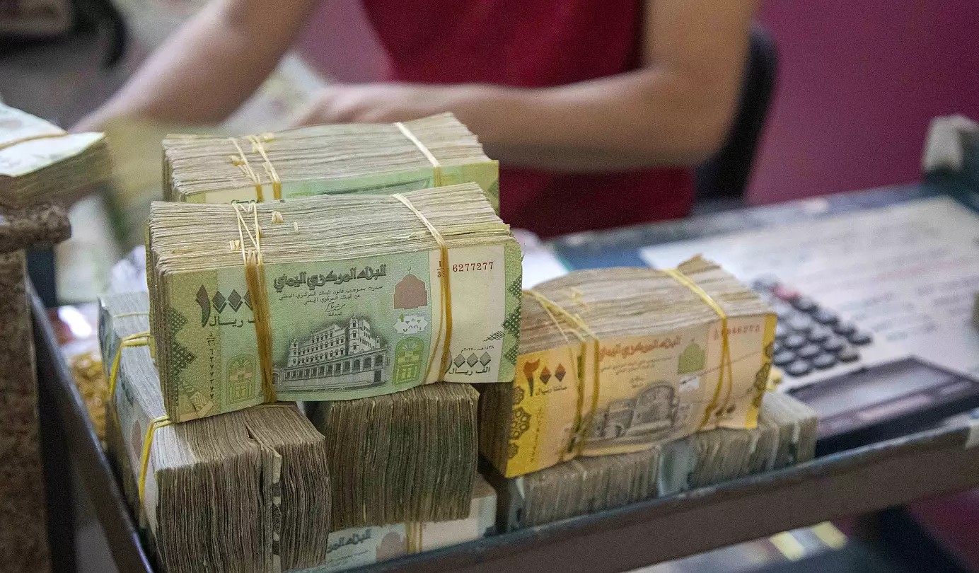 تجاوز حاجز الـ1700... الريال اليمني يسجل أدنى قيمة له أمام الدولار الأمريكي