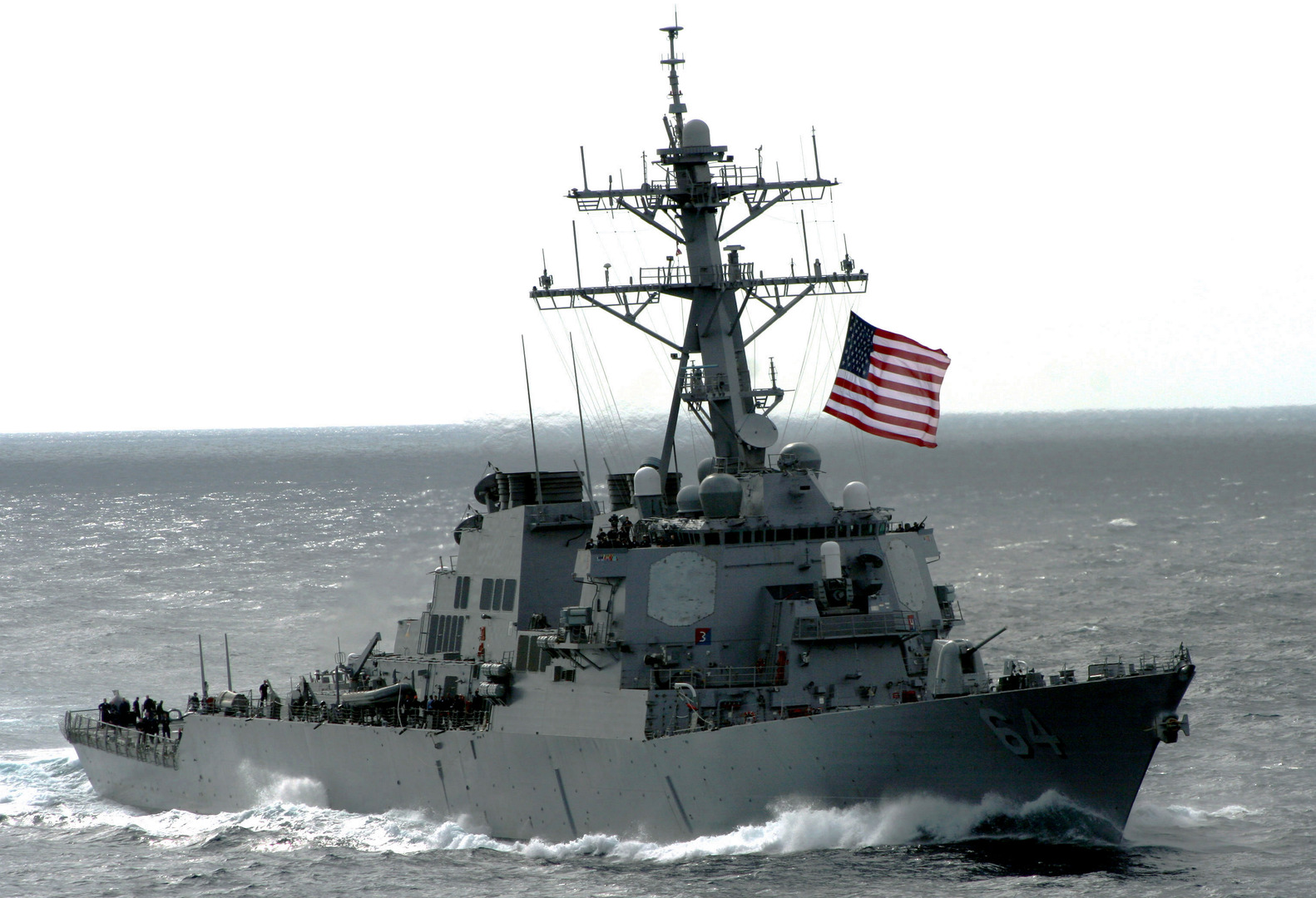 أنباء عن اسقاط سفينة حربية أمريكية لمسيرة أطلقها الحوثيون في البحر الأحمر
