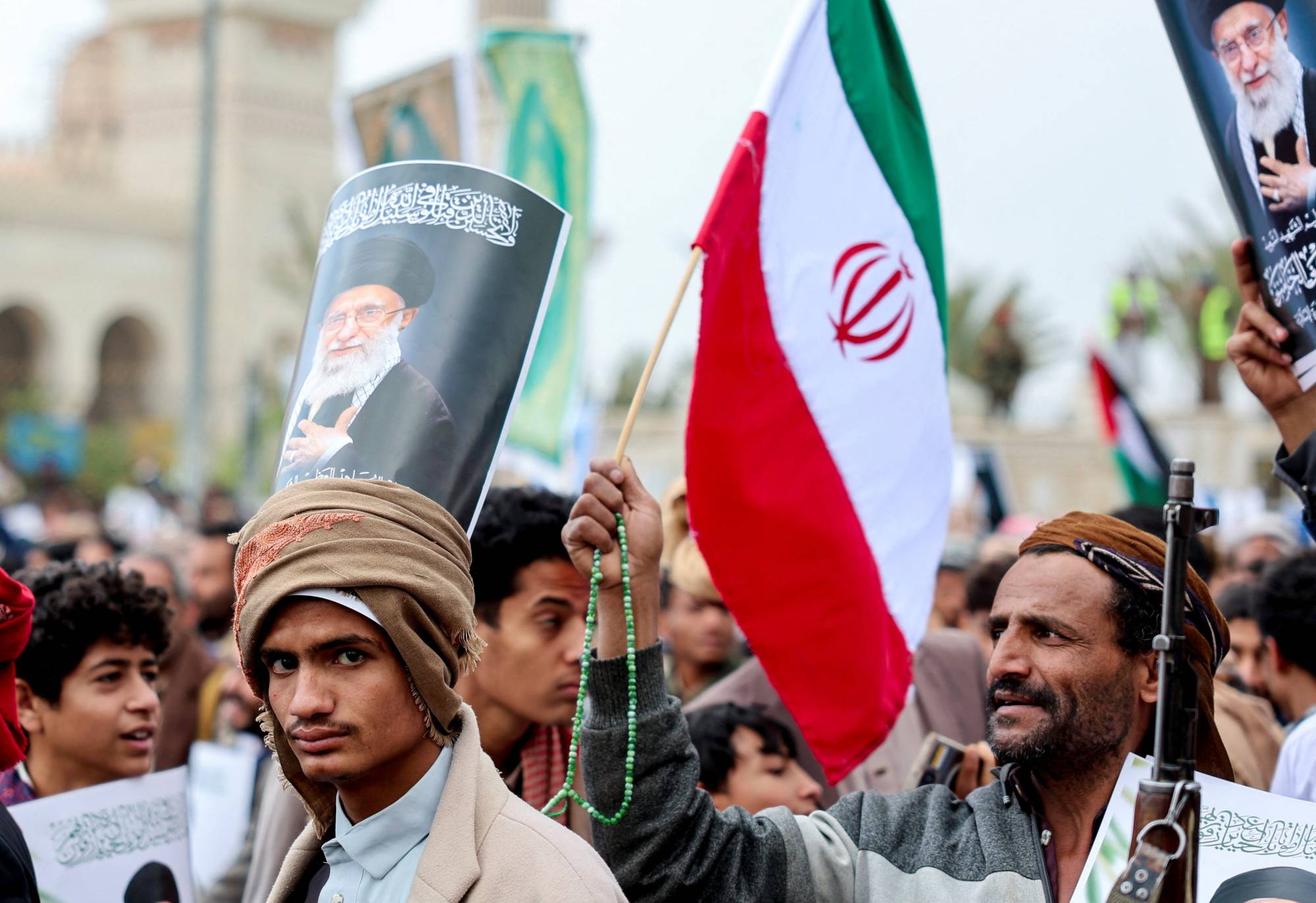 الحوثي يصعد الخطاب ويصطفّ مع إيران ويتحاشى إعلان الدخول في الحرب