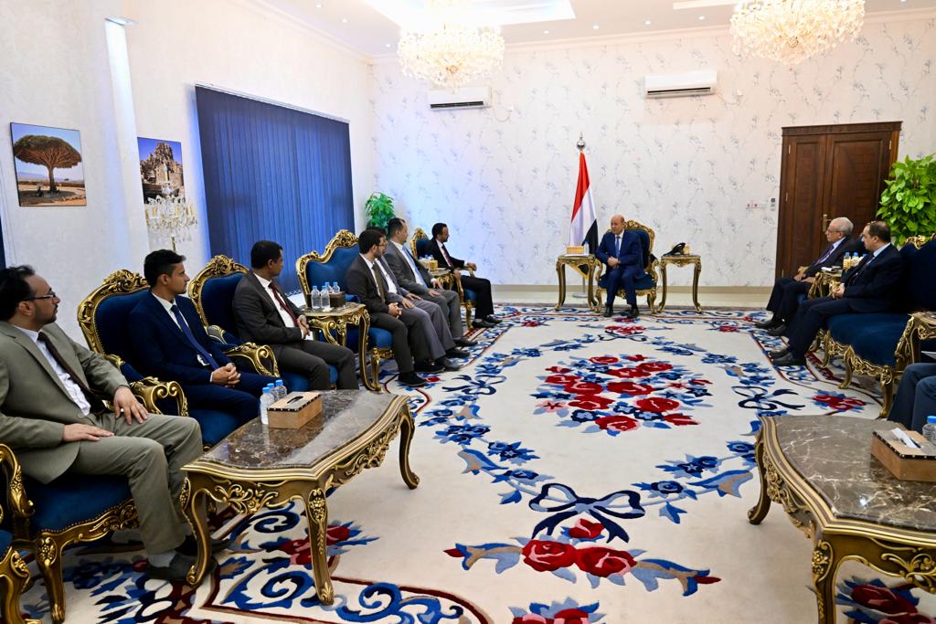 رئيس مجلس القيادة يلتقي الصحفيين المحررين من سجون الحوثي