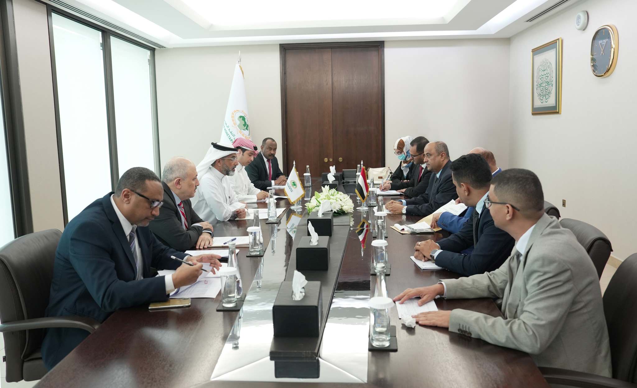 صندوق النقد العربي يعقد مشاورات مع وزير المالية ومحافظ البنك 