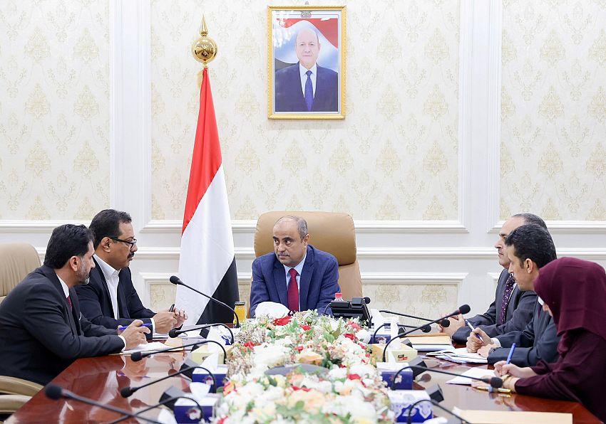 بن بريك يُلزم شركة الغاز بتخفيض الأسعار رغم تأكيدها السابق عدم ارتباطها بانخفاض سعر الصرف