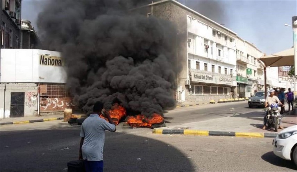 متظاهرون يغلقون طرقا رئيسية في عدن