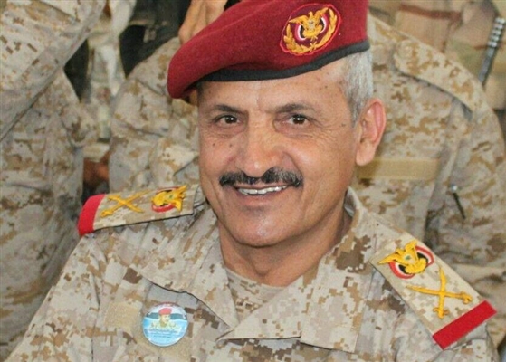 قائد عسكري رفيع يظهر في  معسكر ماس ويفند فبركات الحوثي 