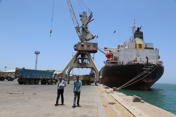 الحكومة اليمنية تنفي اي تعديل في إجراءات دخول السفن لموانئ الحديدة وتتوعد بمعاقبة التجار المخالفين                                                   
