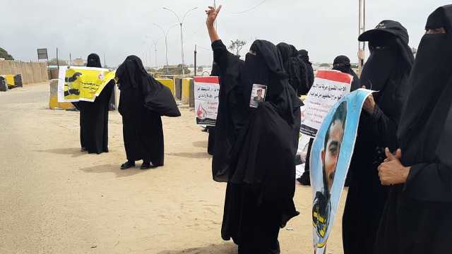 أمهات المختطفين تطالب بإنقاذ المعتقلين في سجون عدن