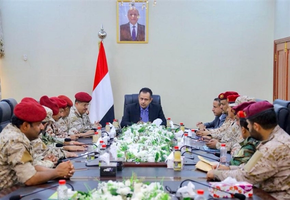بحضور وزير الدفاع ..رئيس الوزراء يرأس اجتماعا لقيادة المنطقة الرابعة ويحث على الجاهزية للتعامل مع أي تصعيد حوثي