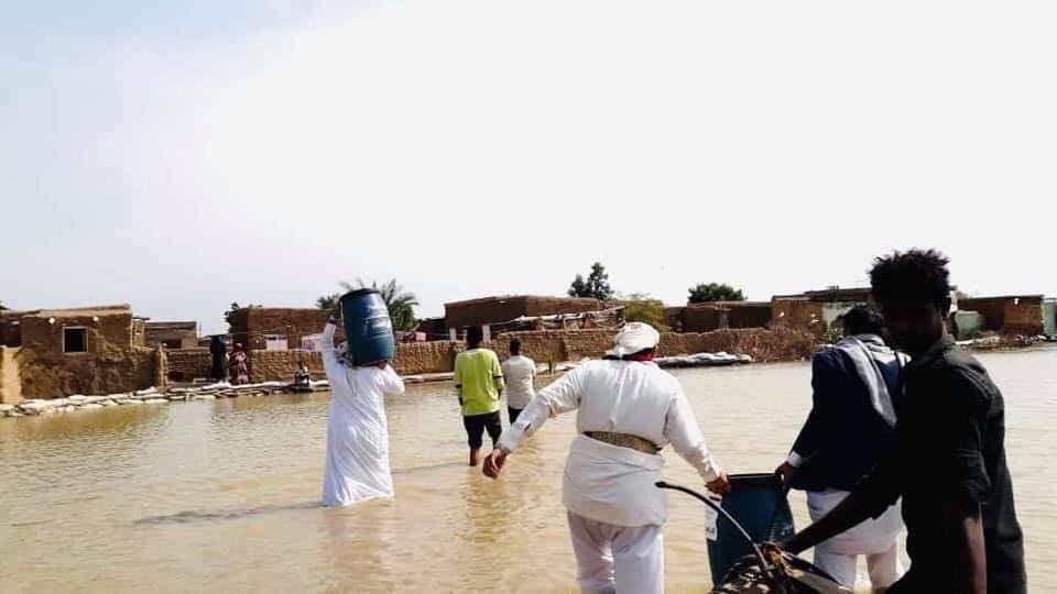 الجالية اليمنية في السودان تنفذ حملة إغاثة المتضررين من الفيضانات 
