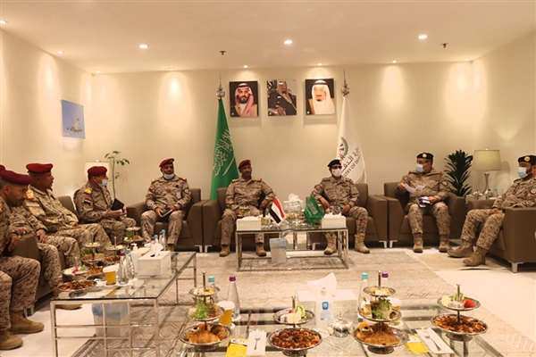 الفريق بن عزيز  يناقش مع قائد القوات المشتركة للتحالف العمليات العسكرية في الجبهات