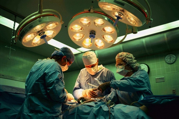 الحوثيون يفرضون ضرائب على العمليات الجراحية بمستشفيات صنعاء