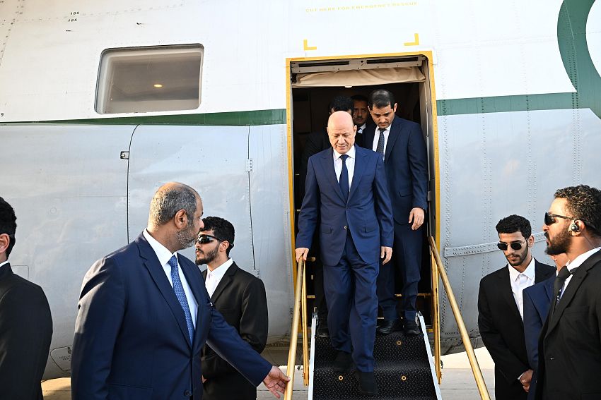 رئيس مجلس القيادة الرئاسي يعود إلى عدن بعد أكثر من شهر على مغادرتها 