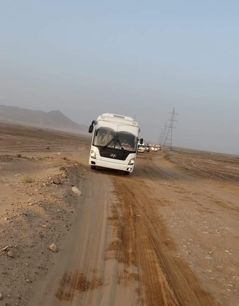 صورة أولية لباصات تنقل اسرى الحوثي الى مطار تداوين تمهيدا لنقلهم الى صنعاء
