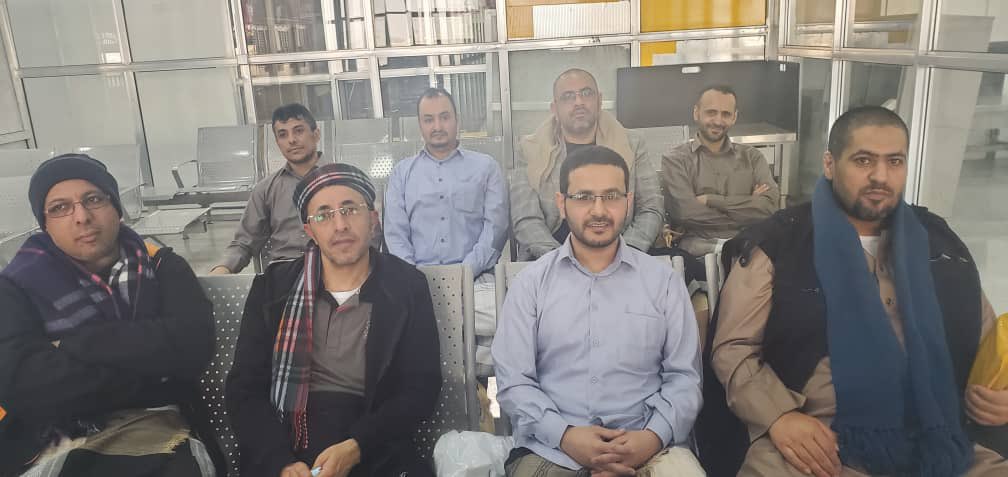أول صور يظهر فيها الصحفيون المختطفون من داخل مطار صنعاء 