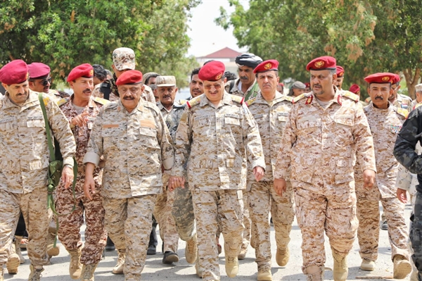 وزير الدفاع يشدد على بناء جيش وطني وفق عقيدة الولاء للوطن بعيداً عن الولاءات الضيقة