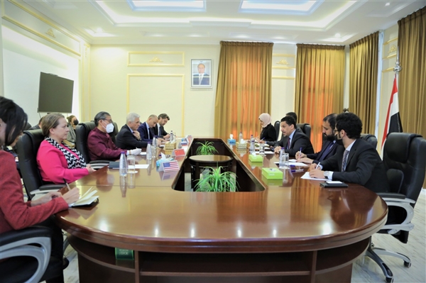وزير الخارجية يناقش مع سفراء الدول الخمس الوضع العسكري في محافظة مأرب