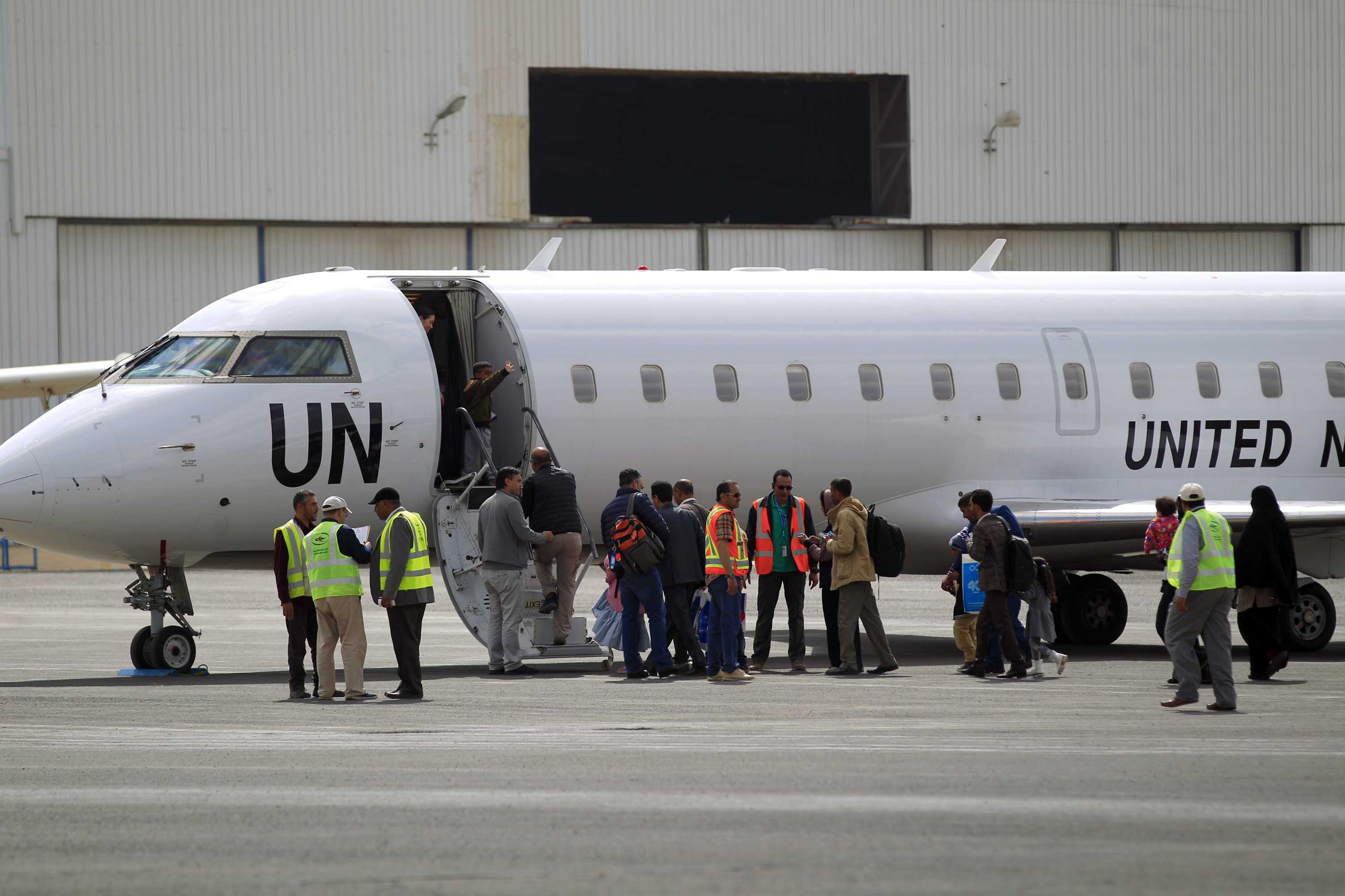 كيف نظمت الأمم المتحدة ومكاتبها عملية تهريب قيادات حوثية من وإلى صنعاء؟