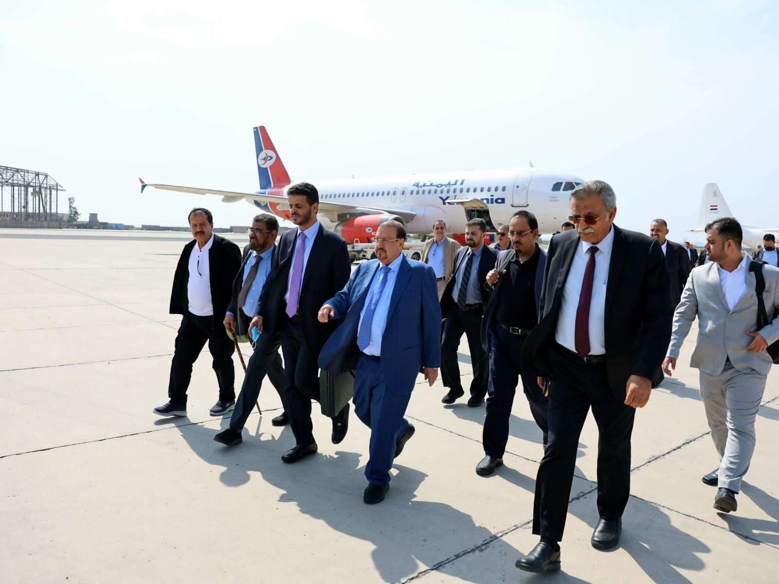 رئيس وأعضاء مجلس النواب يصلون إلى العاصمة المؤقتة عدن 