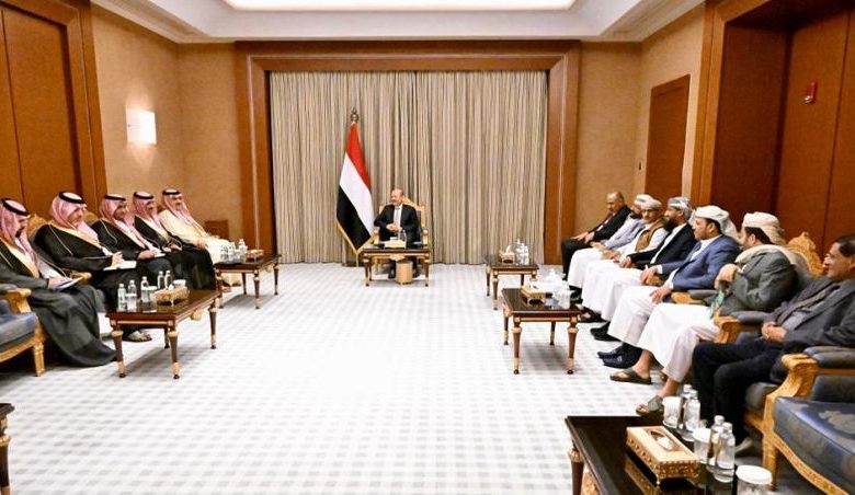 المجلس الرئاسي اليمني يلتقي الوفد السعودي الذي زار صنعاء 