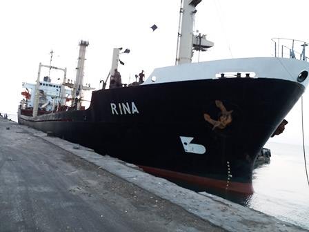 وصول سفينة للمشتقات النفطية إلى ميناء الحديدة والمجلس النرويجي يحذر 