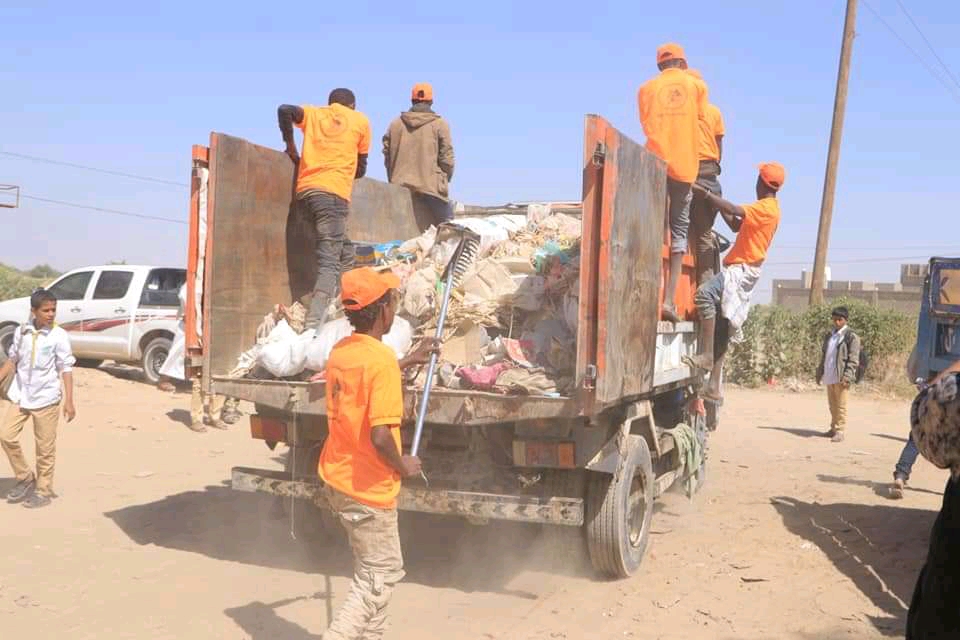 مأرب :حملة نظافة شاملة تنجح في رفع ١٨٥٠ طن من المخلفات من المنطقة الجنوبية للمدينة 
