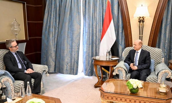 رئيس مجلس القيادة ينبه وسطاء دوليين إلى خطورة الرضوخ للابتزاز الحوثي