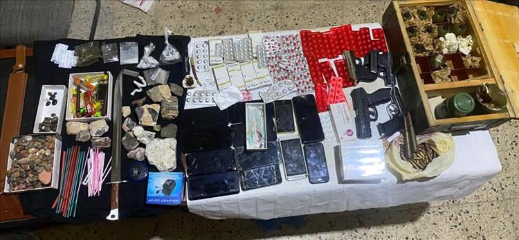 ضبط مروّج مخدرات خطير في المكلا بحوزته أسلحة وممنوعات متنوعة