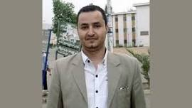 بينما آثار التعذيب لا زالت ظاهرة على رأسه..قيادي حوثي يثير الضحك بعد نفيه تعذيب الصحفي "توفيق المنصوري "