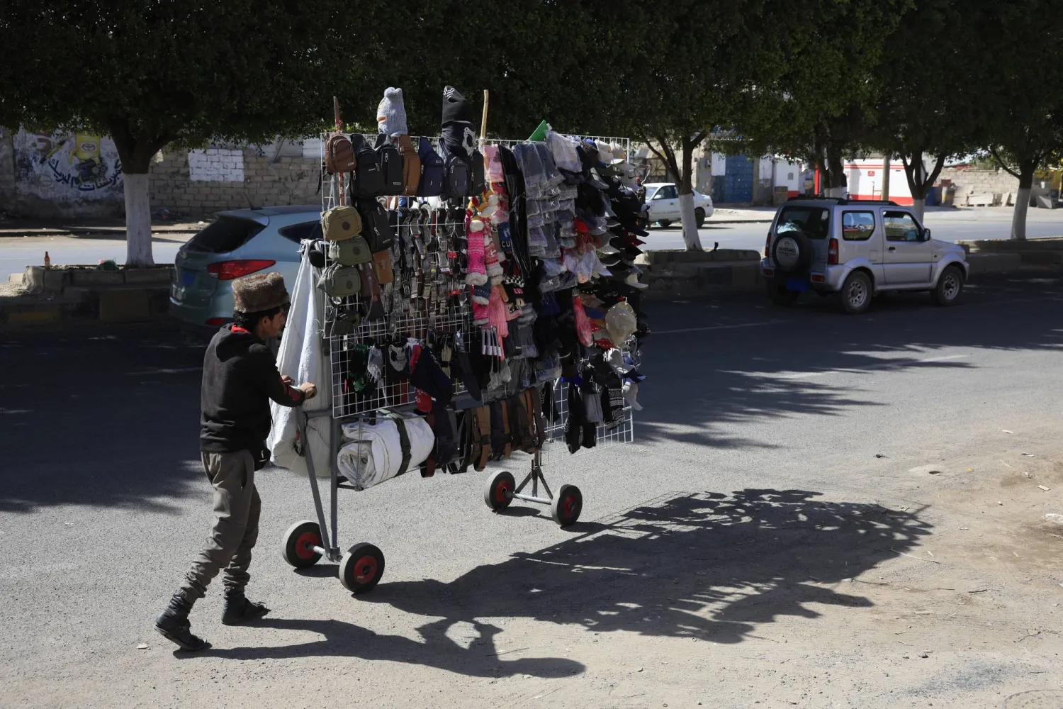 سكان صنعاء مخنوقون بالديون... والمعاناة يفاقمها غياب الرواتب