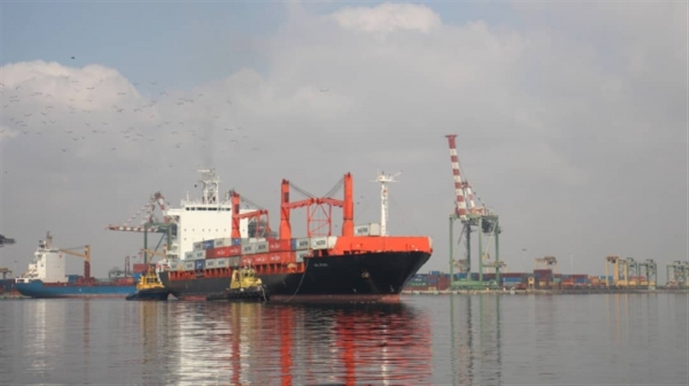 غرق سفينة نفطية قبالة ميناء عدن ..والحكومة توجه بالنزول إلى موقع الناقلة لتقييم الاضرار