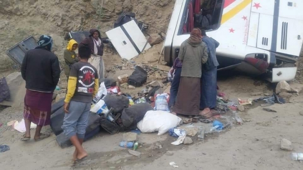 انقلاب حافلة في لحج يذكر اليمنيين بمآسي الحصار الحوثي لتعز