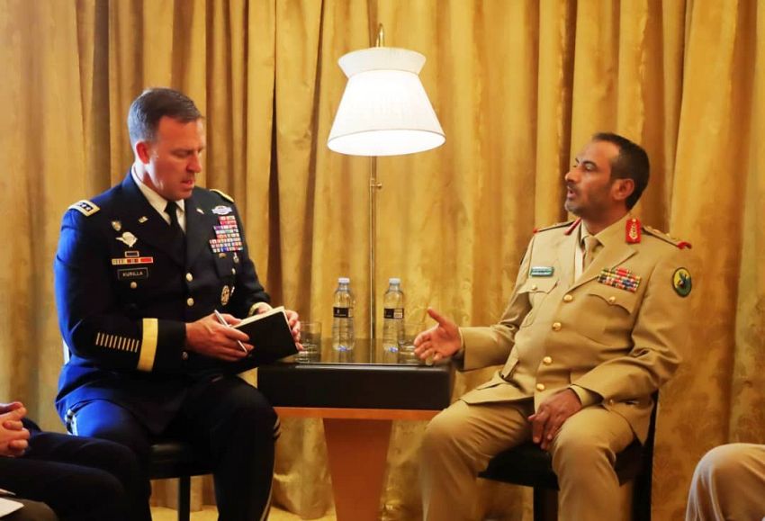 بن عزيز يلتقي قائد القيادة المركزية الأمريكية في البحرين