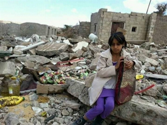 طفل يقف على أنقاض منزلهم الذي فجرتة مليشيات الحوثي
