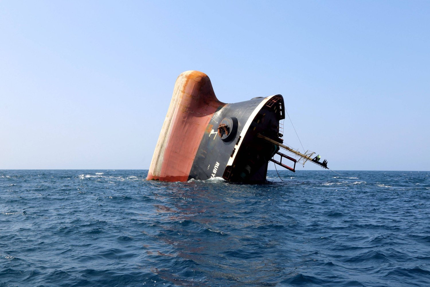 الحكومة تطلب تمويلاً دوليا ًلمواجهة غرق السفينة «روبيمار»