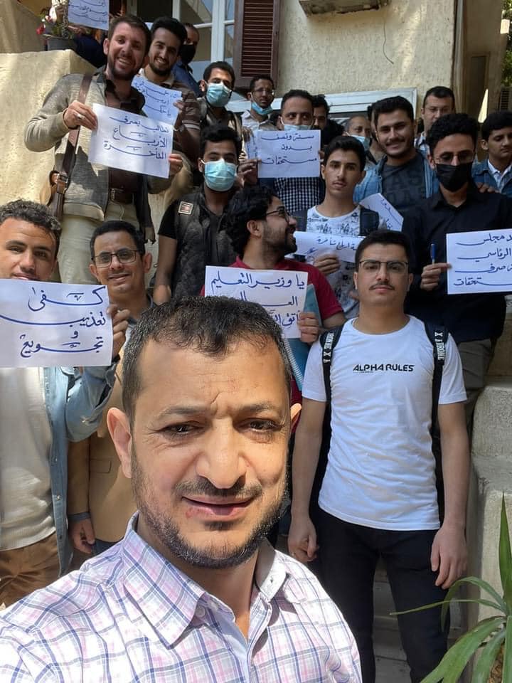 طلاب اليمن في مصر ينظمون وقفة احتجاجية للمطالبة بصرف مستحقاتهم المالية
