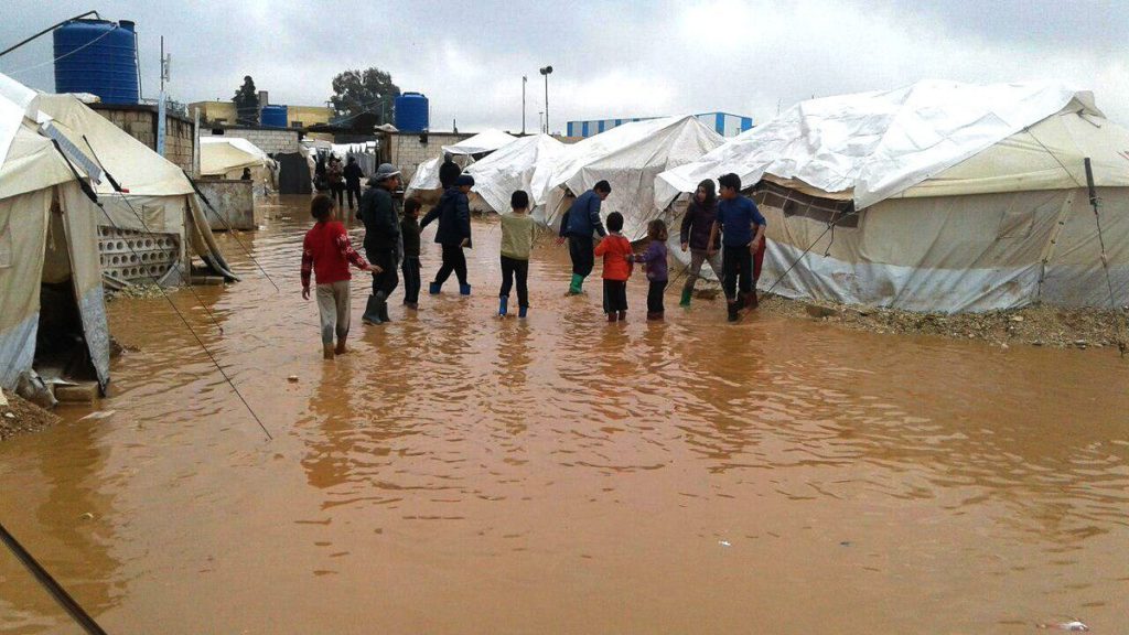 تقرير حكومي: تضرر ثلاثة آلاف أسرة نازحة جراء الأمطار في 5 محافظات يمنية
